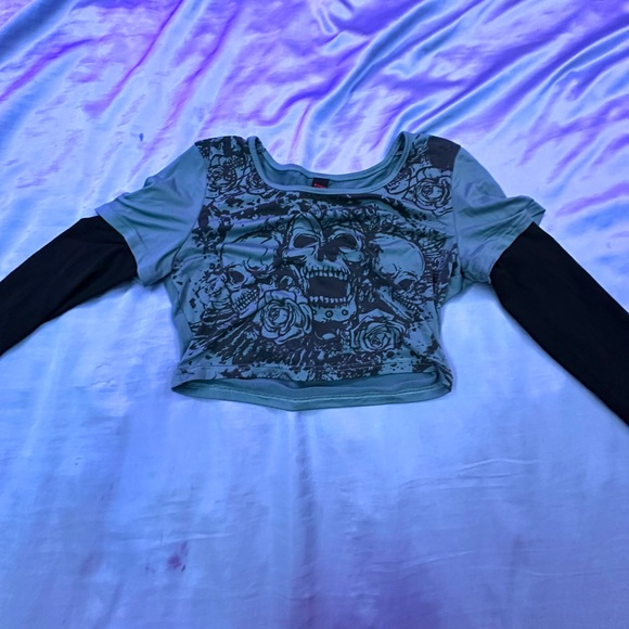 Cropped Graphic Long Sleeve Shirt - Picture 2 of 2